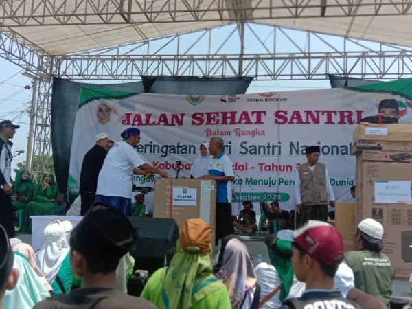 16 Ribu Warga Meriahkan Jalan Sehat Hari Santri 2025 di Kendal