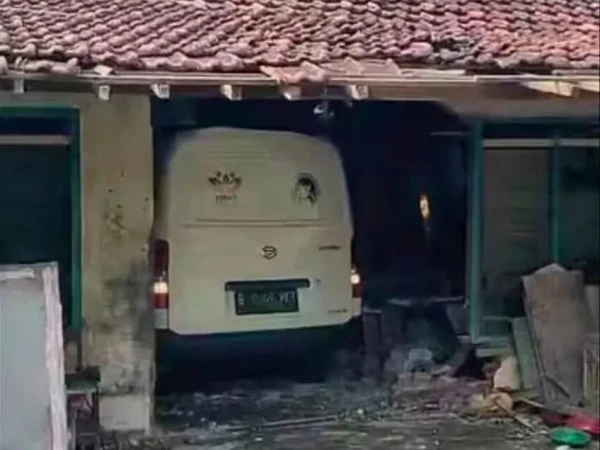 Di Pati, Mobil Pengantar MBG Tabrak Rumah Warga