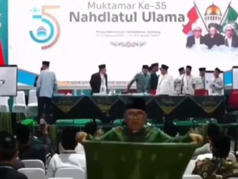 Bikin Salfok Peserta Muktamar Tak Sengaja Tutorial Pakai Sarung Saat Proses Perhitungan Suara