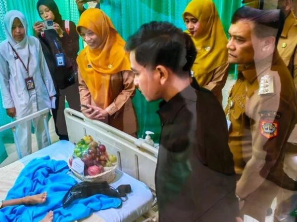 Wapres Gibran Minta Maaf Saat Jenguk Korban Dugaan Keracunan MBG di Batang