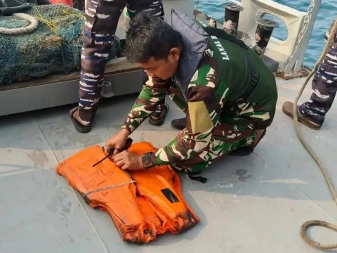 Temukan Life Jacket dan Pelampung Saat Pencarian, TNI AL: Belum Dipastikan Milik Wartawan yang Hilang 