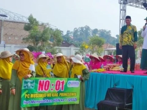 Ribuan Ibu Muslimat Pringsewu Jalan Sehat Kreasi Songsong Hari Santri