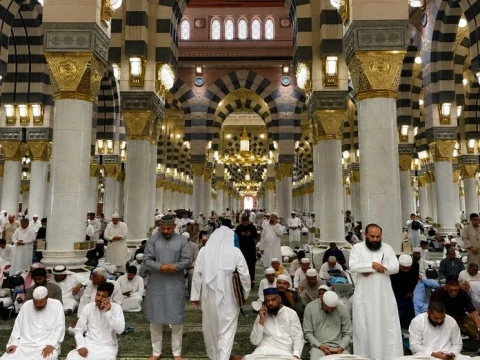 Tiga Setengah Jam di ​Masjid Nabawi