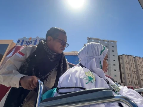 PPIH Arab Saudi Dampingi Lansia Sejak di Bandara Jeddah