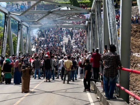 Warga Enang-Enang Bener Meriah Bangun Jembatan Swadaya Senilai Rp1,08 Miliar