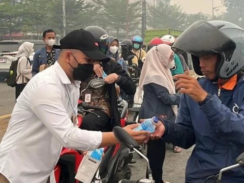 LAZISNU dan Pelajar NU Pontianak Kalbar Bagikan Ribuan Masker dan Air Mineral