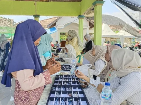 Berkah Muktamar ke-35 NU, Para Guru Ngaji Bersyukur Dapat Kacamata Gratis dari NU Care LAZISNU
