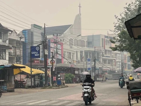 Masih Dikepung Asap Karhutla, NU Care-LAZISNU Pontianak Bagikan Ribuan Masker