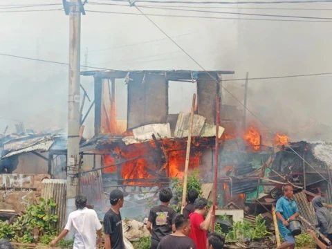 15 Rumah Warga Menteng Dilalap Api, Dua Warga Alami Luka Bakar