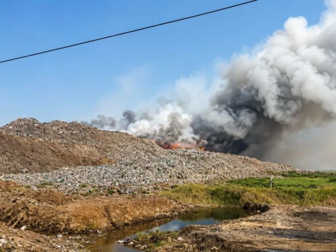Kebakaran TPA Jatiwaringin Tangerang Meluas, 15 Hektare Lahan Terbakar dan 139 Warga Terdampak ISPA
