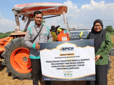 LAZISNU PBNU dan BPKH Salurkan Bantuan Traktor untuk Kelompok Tani di Lampung