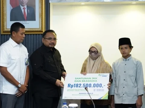 Wafat sebagai Petugas Haji, Keluarga Ahmad Ridlo Terima Jaminan Kecelakaan Kerja