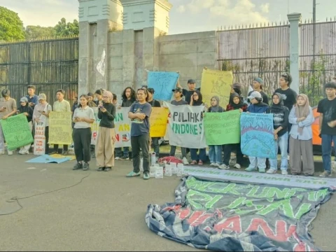 Serukan Keadilan Iklim, Mahasiswa dan Walhi Kemah Kreatif di Depan Gedung DPR