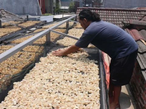 Menjaga Renyahnya Kerupuk Kulit Warisan Keluarga