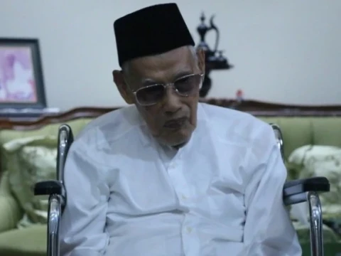 Dijenguk Alissa Wahid, KH Ali Yafie Doakan NU di Abad Kedua