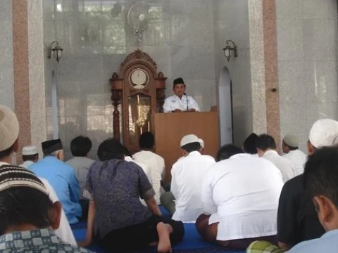 Khutbah Jumat Bahasa Jawa: Ngarep-arep Tumurune Udan kelawan Nyuwun Pangapuran lan Tetulungan
