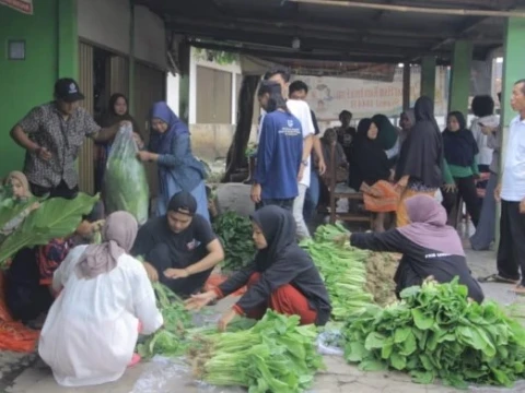 Terapkan Hidup Sehat, KKN Mahasiswa Unusia Bagikan Sayur Organik di Kemang Bogor