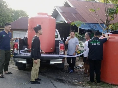 Warga Banjar Kalsel Kekeringan 2 Bulan Lebih, PCNU Salurkan 1.200 Liter Air Bersih