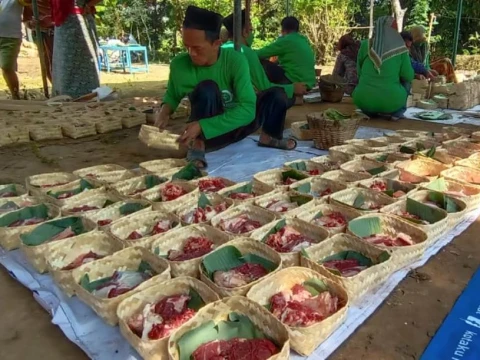 Boleh Bagikan Daging Kurban untuk Non-Muslim dengan Syarat