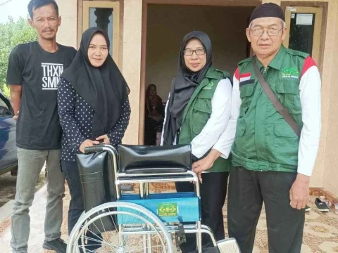 LAZISNU Pringsewu Lampung Serahkan Kursi Roda untuk Warga Patah Kaki