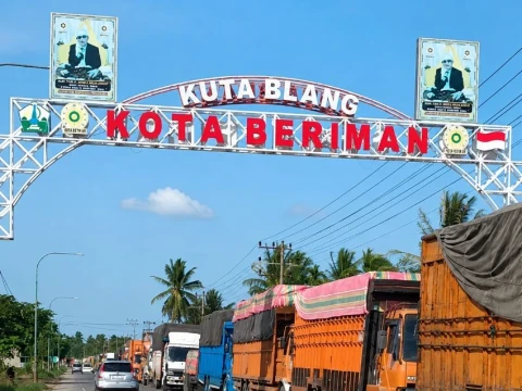 Tujuh Bulan Pascabanjir, Jembatan Kutablang di Bireuen Belum Pulih, Warga Bergantung Jembatan Apung