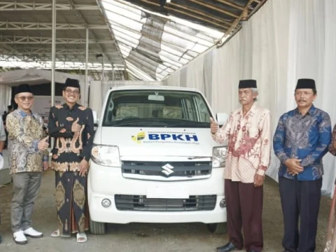 Program Kemaslahatan NU Care-LAZISNU dan BPKH Serahkan Mobil Layanan ke Pesantren An-Nawawi 02 Magelang