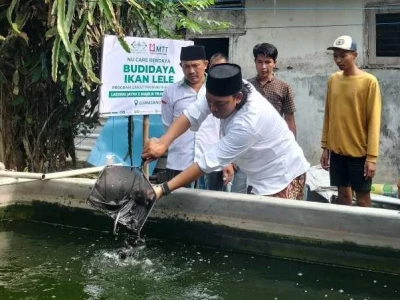 LAZISNU Jatim Salurkan Zakat Produktif Bibit Lele untuk Pemberdayaan Umat