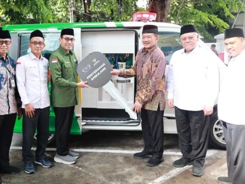 BAZNAS Serahkan Ambulans, Perkuat Layanan Kesehatan LAZISNU PBNU