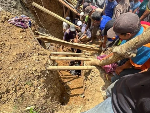 Dua Pekerja Meninggal Tertimbun Longsor saat Gali Fondasi Bangunan di Pekalongan