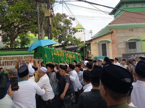 Ribuan Santri Iringi Pemakaman Nyai Hj Machfudhoh Aly Ubaid di Tambakberas