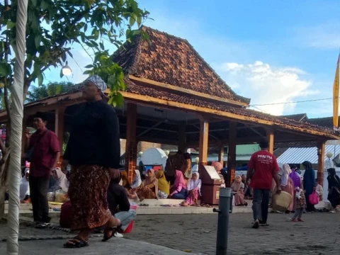 Ribuan Jamaah Padati Makam Sunan Bonang, Gus Qoyyum Jelaskan Jalan Syariat Wali Allah