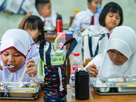 Tafsir Mimpi Makan Siang Menurut Ibnu Sirrin