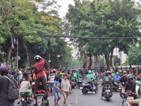 Gas Air Mata Masih Pekat, Massa Aksi Masih Berkumpul di Mako Brimob Kwitang
