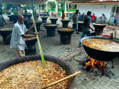 Ragam Tradisi Maulid Nabi di Indonesia, Sampang Ramai-ramai Bikin Ketupat, Aceh Masak Beulangong