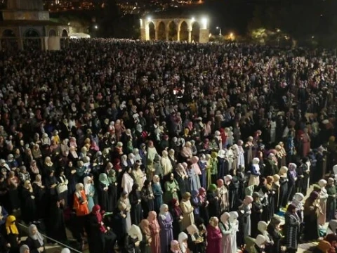 100 Ribu Muslim Penuhi Masjid Al-Aqsa Laksanakan Shalat Malam Lailatul Qadar