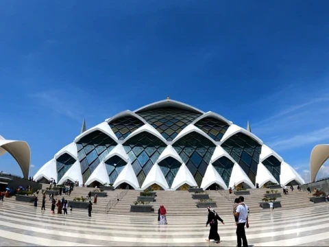 Akhir Pekan di Masjid Raya Al-Jabbar, Destinasi Wisata Baru di Bandung