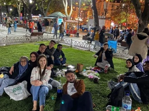 Pelataran Hagia Shopia Jadi Spot Incaran Buka Puasa Warga Turki
