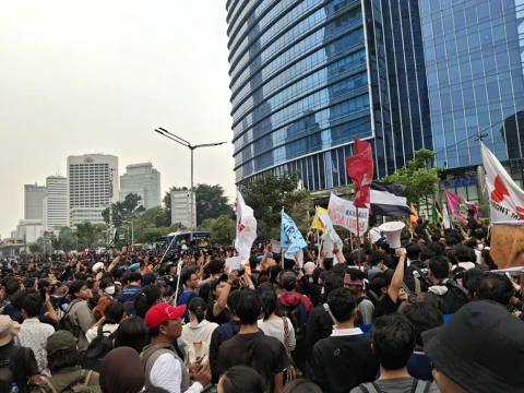 TNI-Polri Halangi Massa Aksi Indonesia Sadar Masuki Area Bunderan HI, Siapkan Gas Air Mata