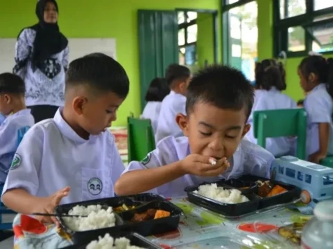 Keruk Hampir 30 Persen Dana Pendidikan, Anggaran MBG-BGN Lampaui Tiga Kementerian yang Urus Pendidikan