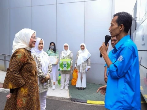 Menaker Serahkan Bantuan Paket Ramadhan untuk Sejumlah Petugas Kemnaker