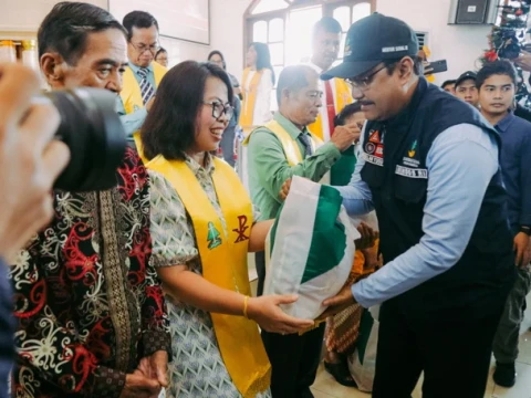 Momen Natal, Mensos Gus Ipul Berbagi Kasih untuk Korban Banjir di Makassar