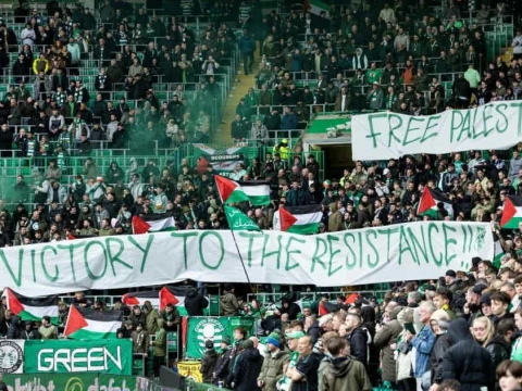 Pendukung Glasgow Celtic Bentangkan Spanduk 'Merdeka Palestina'