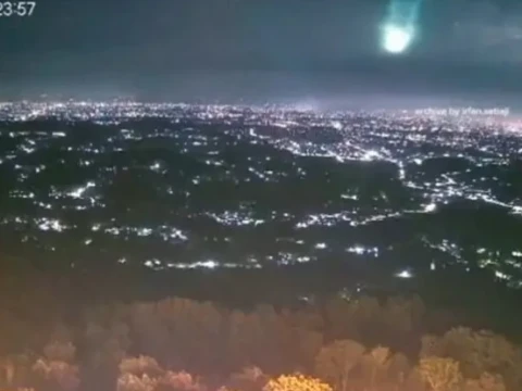Meteor Besar Lintasi Langit Jawa, BRIN Jelaskan Asal Dentuman yang Terdengar