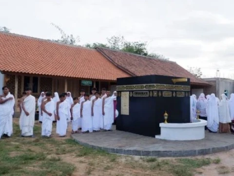 Miliki Miniatur Ka'bah, Pesantren Ini Gratiskan Manasik Haji dan Umrah