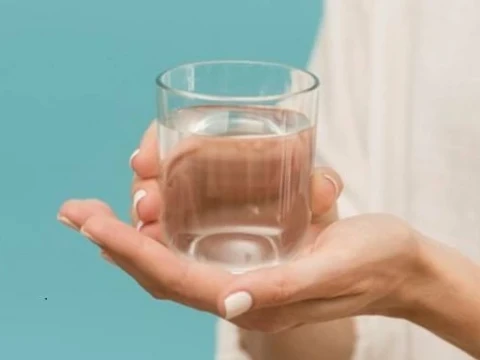 Cegah Dehidrasi, Begini Rumus Minum 8 Gelas Air Putih saat Puasa