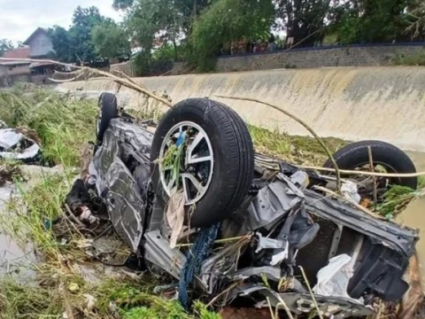 Banjir Bandang Melanda Cirebon, Rendam Ratusan Rumah dan Menghanyutkan Mobil 