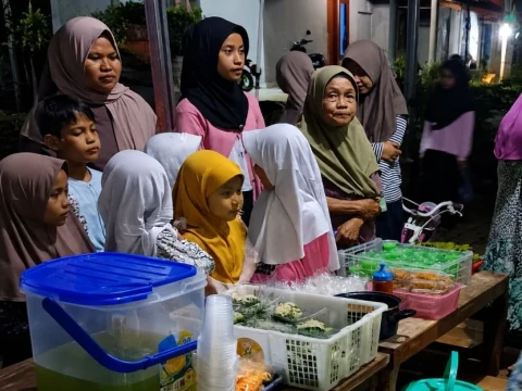 Tradisi Weh-wehan Asyura Sambut 10 Muhharam di Batang, Warga Berbagi Jajanan Gratis
