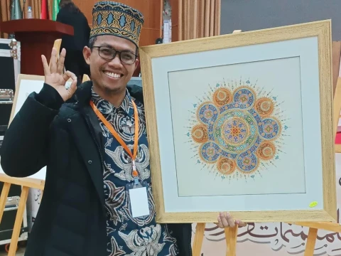 Unik, Kaligrafer Santri Ini Jadikan Batik sebagai Inspirasi Ornamen Kaligrafi