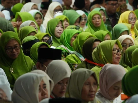 Ribuan Anggota Muslimat dan Fatayat Hijaukan Area Muktamar Ke-35 NU di Jombang