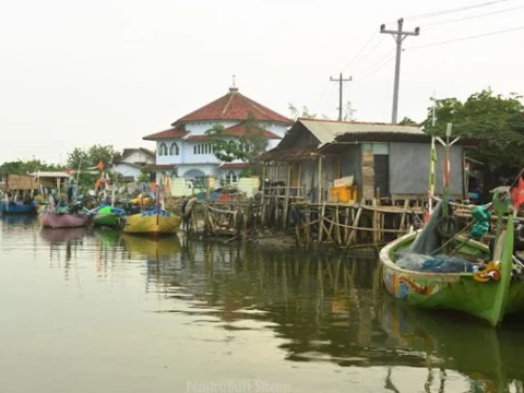 Menanti Solar yang Kian Mahal: Kisah Baim, Nelayan Muda dari Sarang yang Bertahan Hidup di Laut